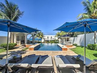 Фото отеля Oceanfront Isla Mujeres Estate with Infinity Pool!