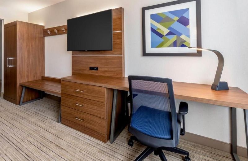 Holiday Inn Express & Suites – Milwaukee West Allis, an IHG Hotel