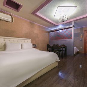 NearBy Hotel