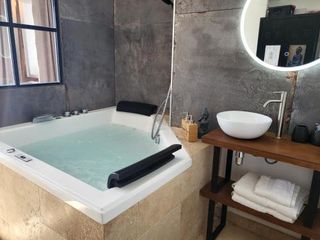 Фото отеля \The Love Room Bandol\ Jacuzzi & Vue Mer