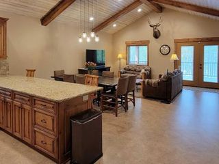 Hotel pic Outdoor Adventure Hub about 20 Mi to Yellowstone!