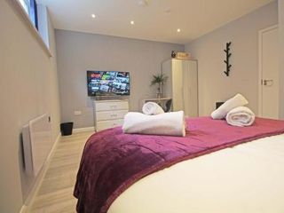 Фото отеля Amicus House - Spacious 4 Bedroom & 4 Bedroom Apartments in St. Helens