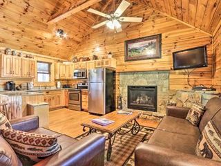 Фото отеля Smoky Mountain Cabin with Game Room and Hot Tub!