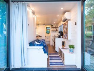Фото отеля The Bluebonnet-Tiny Container Home Country Setting 12 min to Downtown