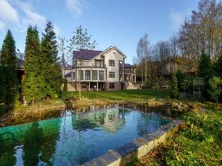 Three-storey cottage with a swimming pool, Hamam, bath and other services.