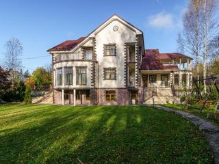 Three-storey cottage with a swimming pool, Hamam, bath and other services.
