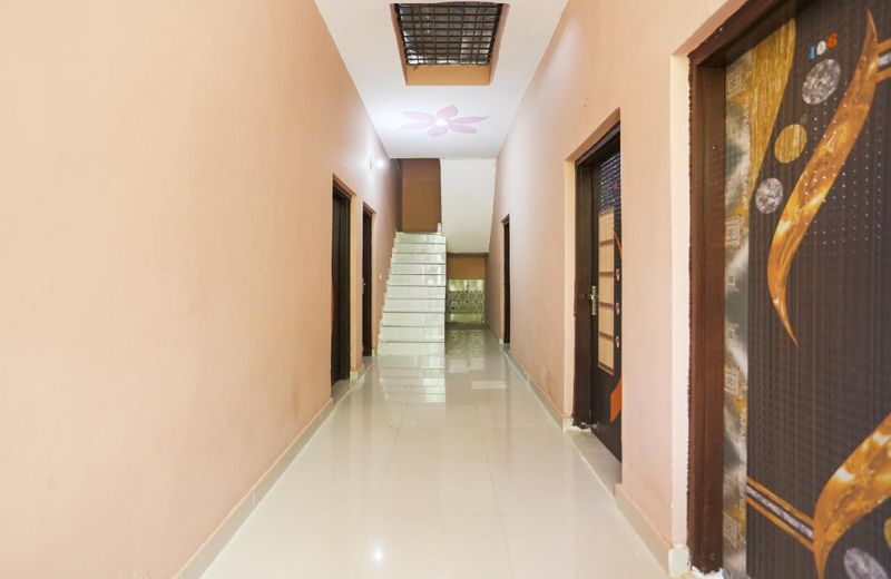 OYO 75125 Hotel Pari