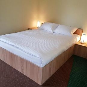NearBy Hotel