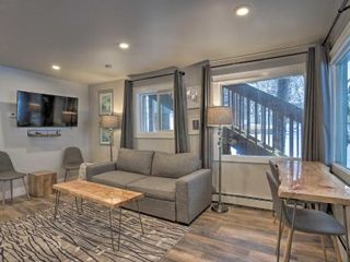 Фото отеля Modern Downtown Getaway - Walk to Waterfront!