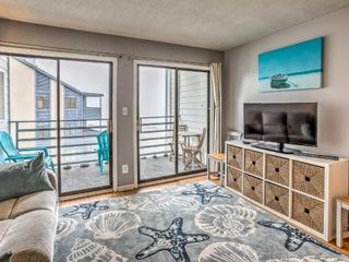 Hotel pic Intimate Beachfront Condo with WiFi and Balcony Views