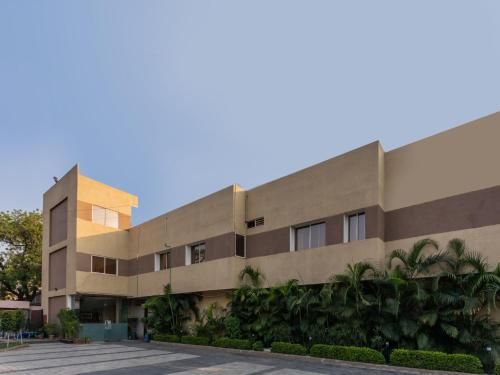 OYO 76648 Shivom Hotel