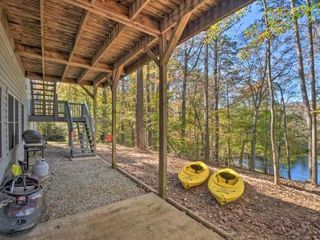 Фото отеля Luxe Lake Hartwell Waterfront Getaway with Fire Pit!