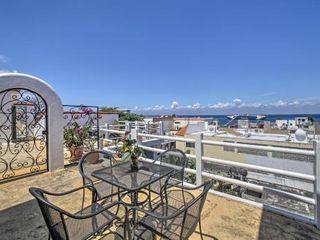 Фото отеля Gorgeous Penthouse Villa with Deck and Ocean Views!