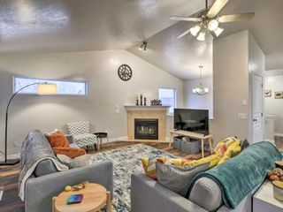 Фото отеля Cozy Anchorage Townhome, Walk to Jewel Lake!