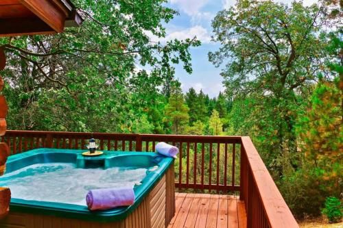 Photo of San Jacinto Lodge: Log Home w/ Hot Tub, Views!