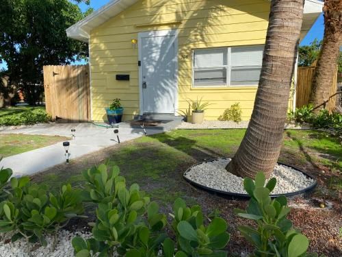 Photo of BIG BACKYARD! 3 BEDROOMS! FIRE PIT! GRILL! FREE PARKING! 4 min to BEACH! and 95!