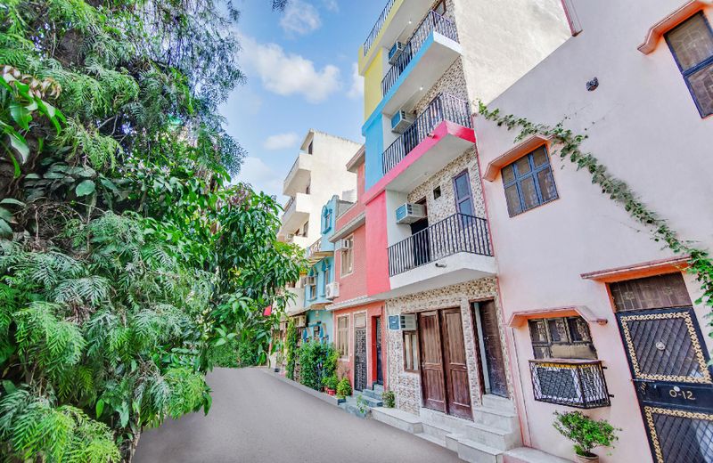 OYO Homes 47139 Cozy Stay Lajpat Nagar Central market