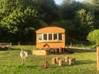 Фото отеля Shepherds Huts Ham Hill, 2 double beds, Bathroom, Lounge, Diner, Kitch