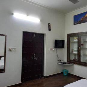 NearBy Hotel