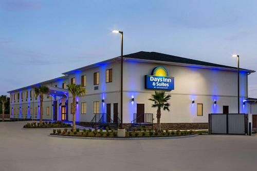 Photo of Days Inn & Suites by Wyndham Greater Tomball