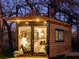 Hotel pic Cute Tiny Container House 12 min to Magnolia Silos