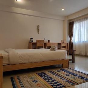 NearBy Hotel