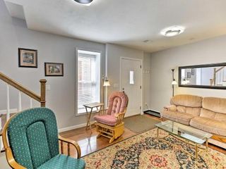 Фото отеля Charming Historic Condo with Grill, Walk to Dtwn and UW
