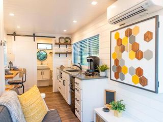 Hotel pic The Honeycomb-Tiny Container Home 12 Min. to Magnolia/Baylor
