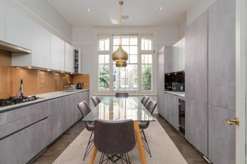 GuestReady – Modern Lux Family Home in West Kensington wGarden