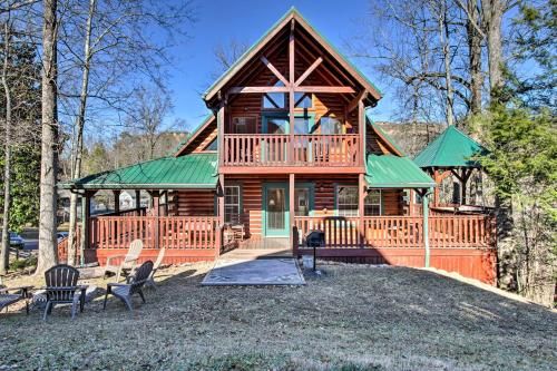 Downtown Gatlinburg Lodge with Hot Tub and Game Room!