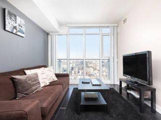 Фото отеля Chic and Cozy 1 BR with Skyline Views and Free Parking