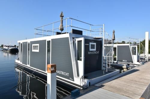 Cozy floating boatlodge “Maastricht”.