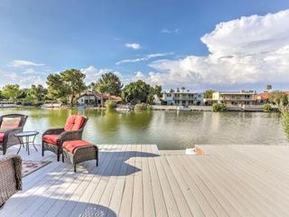 Фото отеля Lakefront Tempe House with Sun Deck, Hot Tub and Boats!