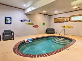 Фото отеля Mountain Pool Lodge Sevierville Cabin with Hot Tub