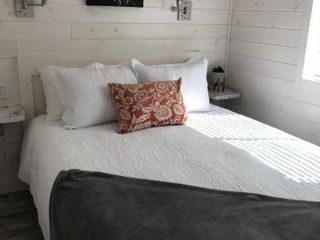 Фото отеля Lakefront Property Two Bedroom #37 at Long Cove Resort