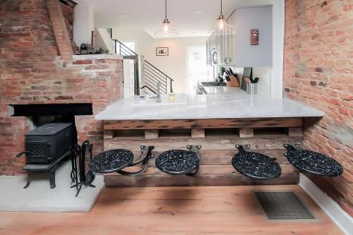 Urban Lodge, Rustic-Chic Retreat Steps from Frankford Avenue