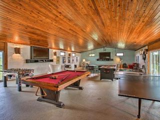 Фото отеля Unique Retro House with 2 Hot Tubs, Pool and Tiny Home