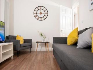 Фото отеля Oliverball Serviced Apartments - Francis Hollow - Modern 2 bedroom wit