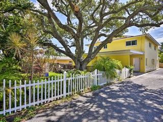 Hotel pic Downtown Cocoa Beach Townhome - Steps to Shore!