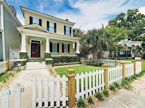 Photo of New Listing! Hip Retreat: 1 Mile To Forsyth Park Home