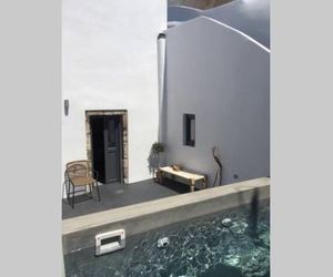 Santorini Folia Cave house, 4 pers, view, jacuzzi Santorini Island Greece
