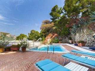 Hotel pic Capri Villa Sleeps 8 Pool WiFi