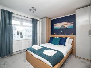 Hotel pic Gorgeous Modern 4 bedroom house - Free Parking and Netflix by WHA for 
