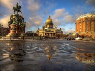 Рядом с Исаакиевским собором