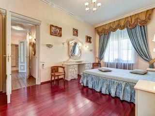 Mike Ryss' Royal Apartment