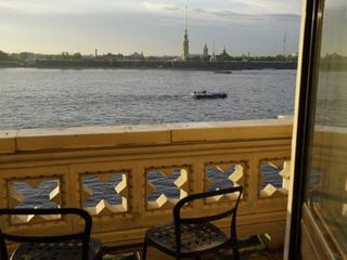 Апартаменты люкс у Эрмитажа с видом на Неву, балконом, саунои, бассеином и независимым отоплением