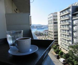 ΜΕ ΘΕΑ ΤΟ ΛΙΜΑΝΙ Piraeus Greece
