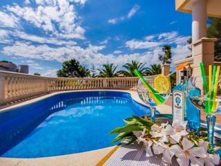 Alcanada Holiday Home Sleeps 6 with Pool Air Con and WiFi