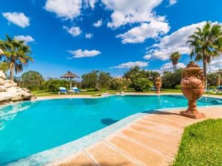 Platja de Muro Holiday Home Sleeps 10 with Pool Air Con and WiFi