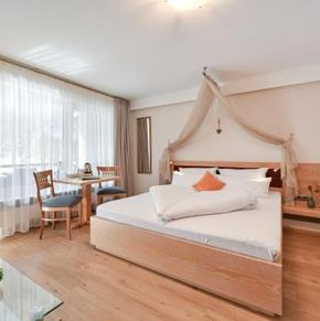 NearBy Hotel